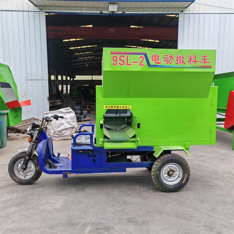 全自动牛羊草料绿色运输撒料车养殖场牧场上料机多规格喂料车