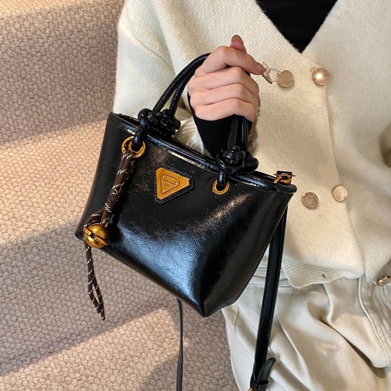 复古红色手提水桶包包女士2024新款时尚百搭斜挎包高级感新娘婚包,箱包皮具/热销女包/男包,通用款女包,淘宝优惠券,粉丝福利购,淘宝优惠卷