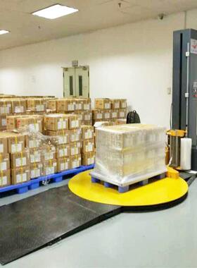 缠膜打包配斜绕坡上NJI货包装机木轮胎胶带行李机全自箱动码垛包