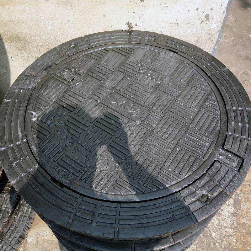 厂家球墨铸铁井盖雨水污水防沉降道路市政用700圆形井盖