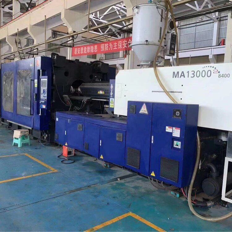 现货三台MA13000成色新1300吨大型海天注塑机
