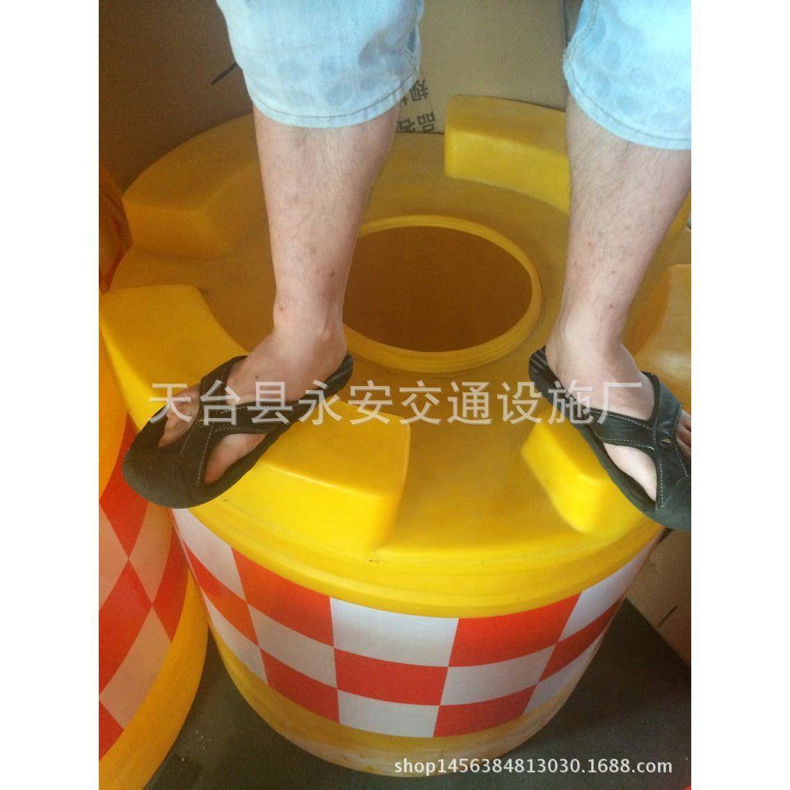 市政交通900*920滚塑圆形大桶塑料反光警示水马防撞设施