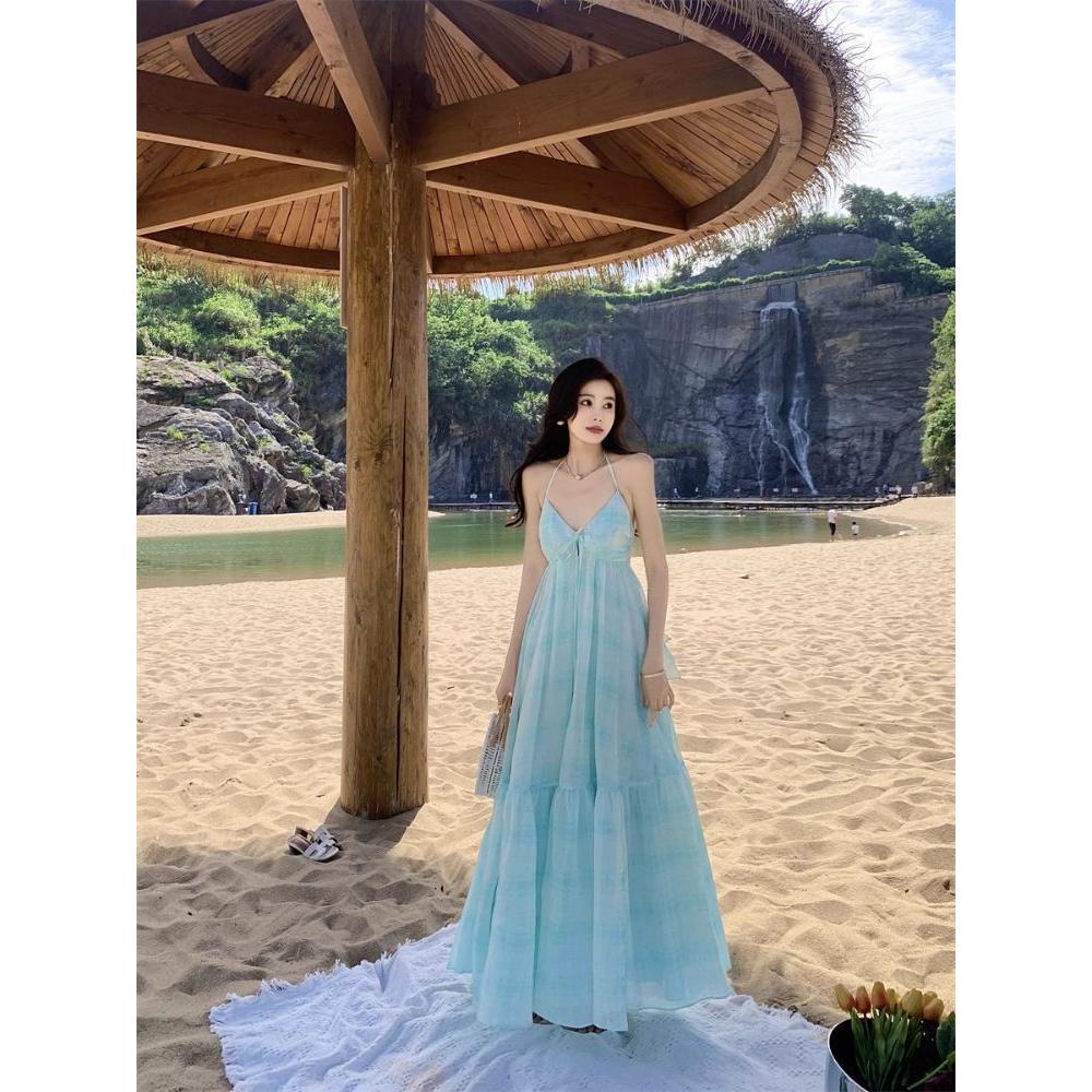 海边度假风蓝色挂脖吊带连衣裙子女夏季2026新款气质显瘦露背长裙
