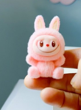 新款坐姿labubu植绒搪胶公仔办公桌立体摆件工位电脑桌面装饰摆件