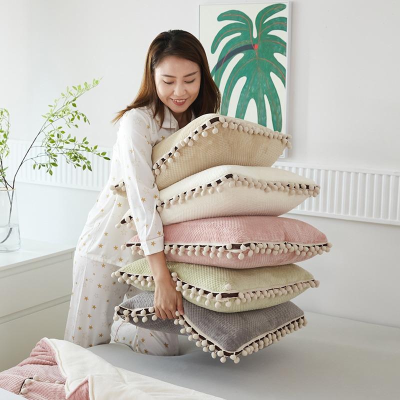 车厚抱枕被子两用牛奶绒雕天加兔毛珊瑚绒载枕头毯子二合一折叠保