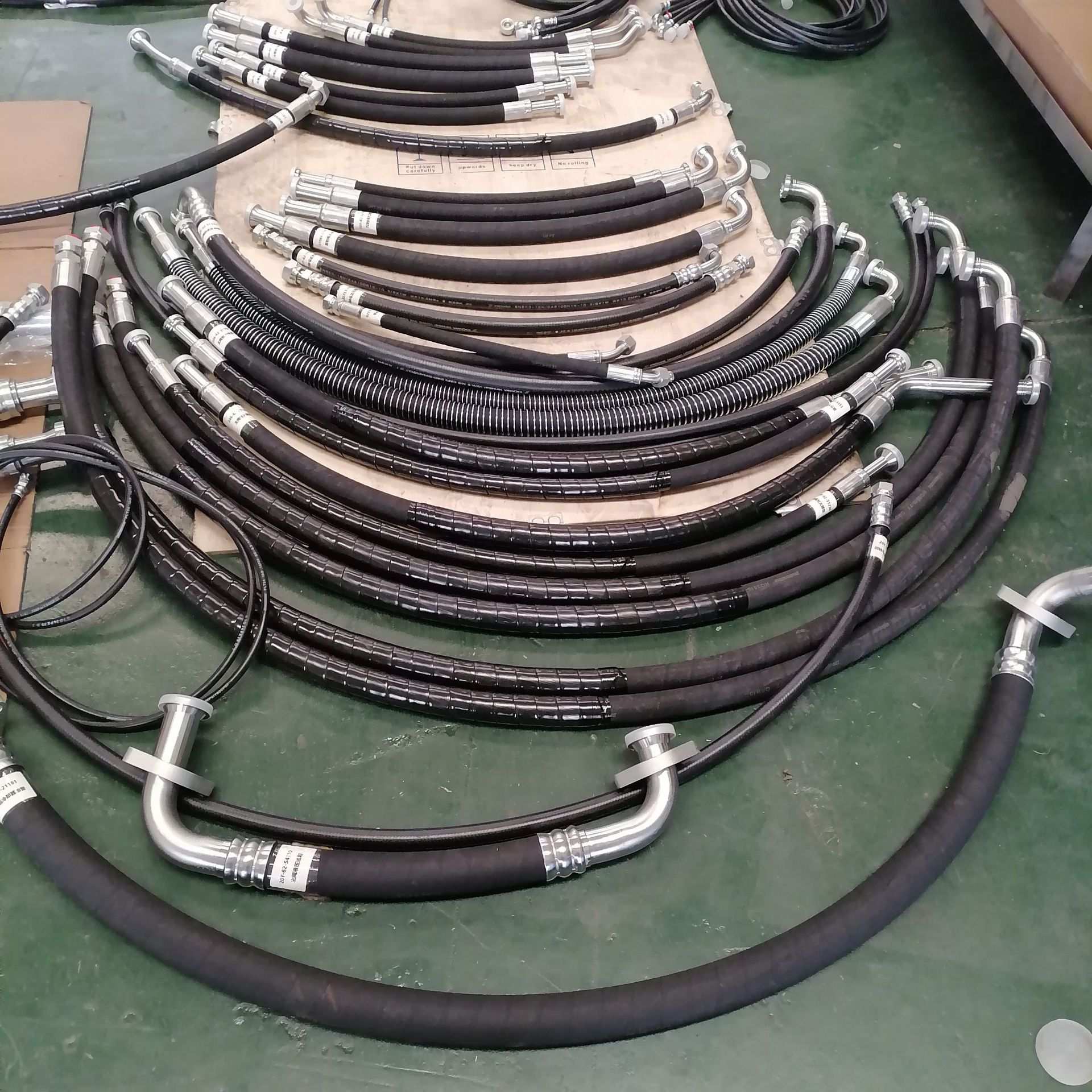 厂家直销挖掘机PC110/130-7铲斗油缸液压管带钢丝普利司通油管