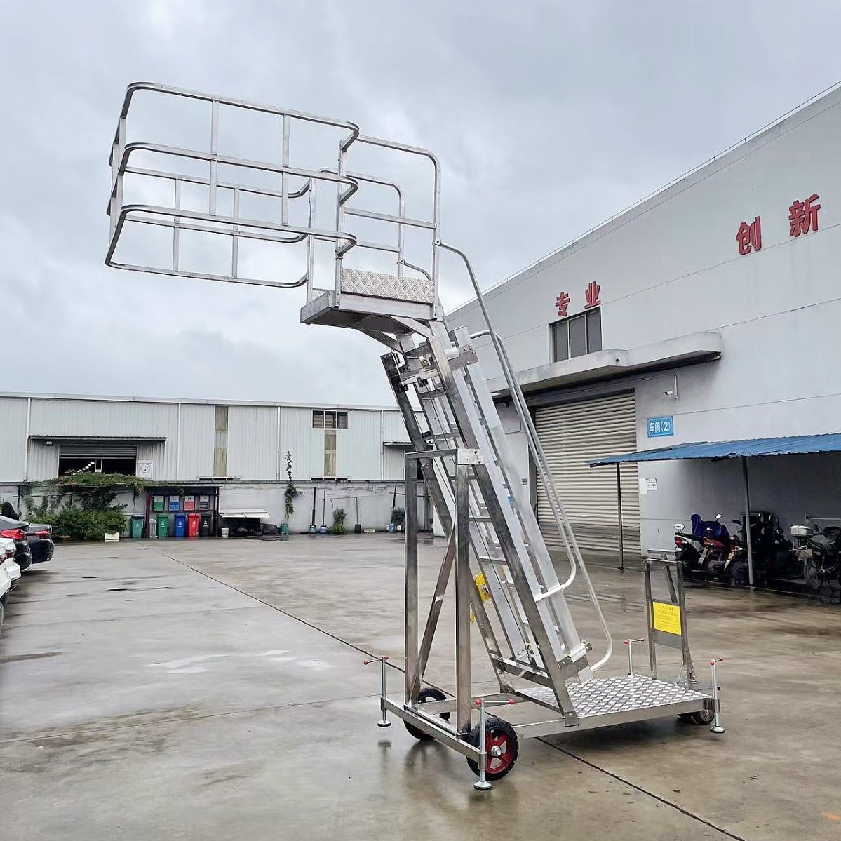 可移动油罐手摇伸缩登高梯