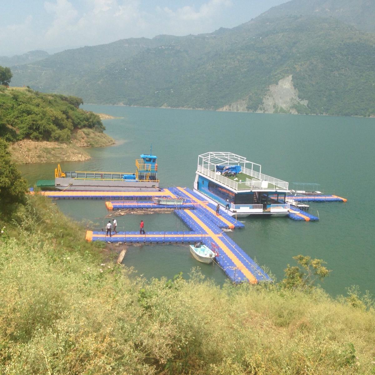 水上摩托艇码头停靠海上冲浪浮桥浮筒浮台游艇快艇停靠泊位码头