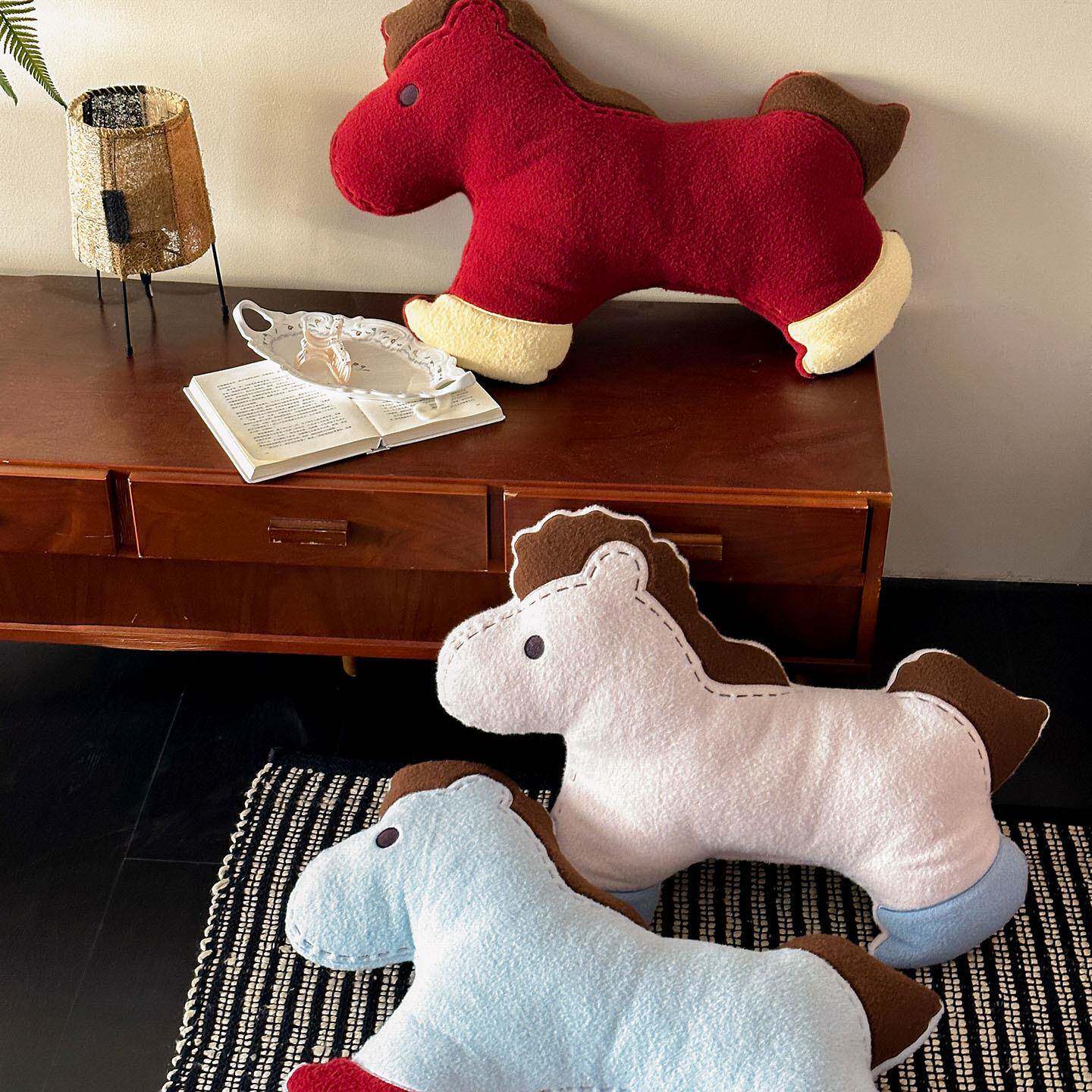 小马抱枕马年毛绒靠枕氛围感新年摆件礼物客厅沙发靠垫2026新款