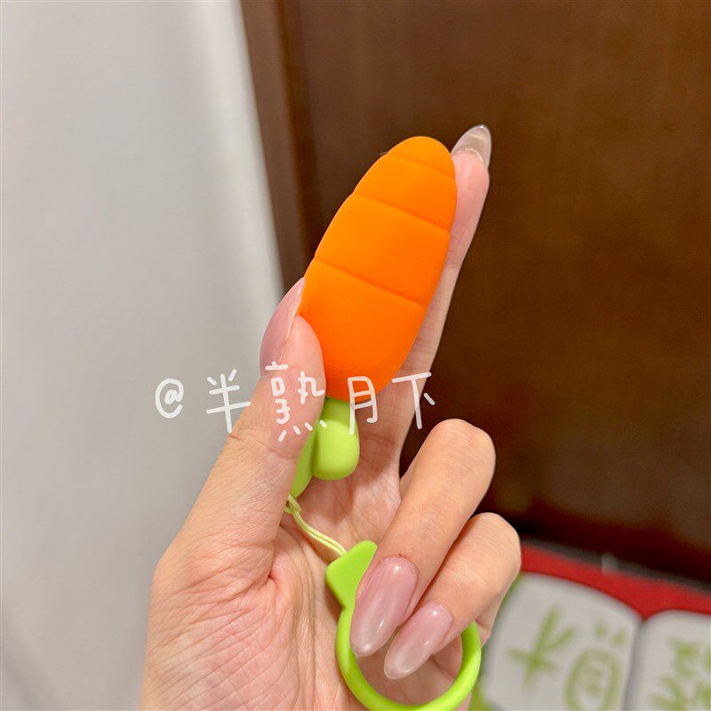 半熟月下胡萝卜摆件可爱胡萝卜钥匙扣挂件