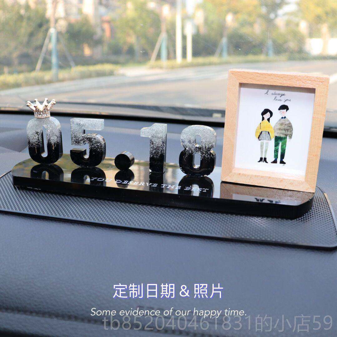 高档原创车载摆件车用d情y字母字摆台i侣汽数车内定制照片礼物装