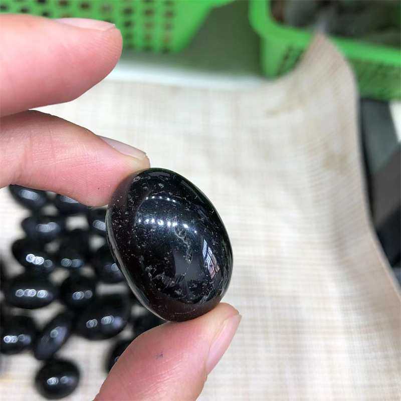 厂家 天然黑碧玺滚石大块碎石黑色电气石瑜伽按摩石鱼缸造景