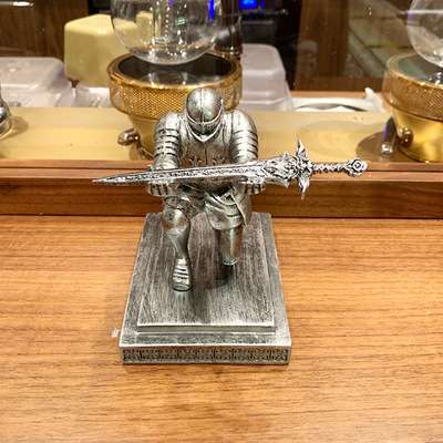 创意骑士笔架 执行官笔座 创意磁铁吸士兵盔甲英雄桌面摆件笔筒