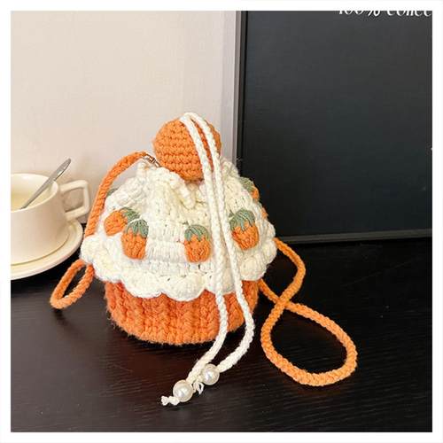 手工针织蛋糕斜跨毛线包