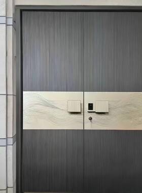 中式风格双窄开门雕浮板铸铝门OYV防亚灰色极边工艺盗门指纹锁大