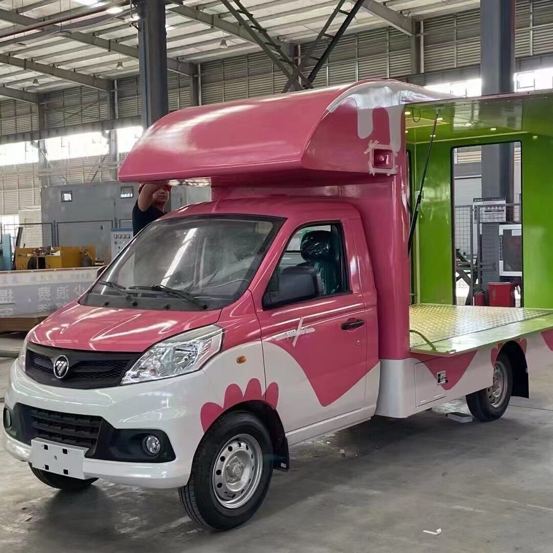 新款国六小型宣传车 广告车带小舞台多少钱 中型重汽豪沃宣传车