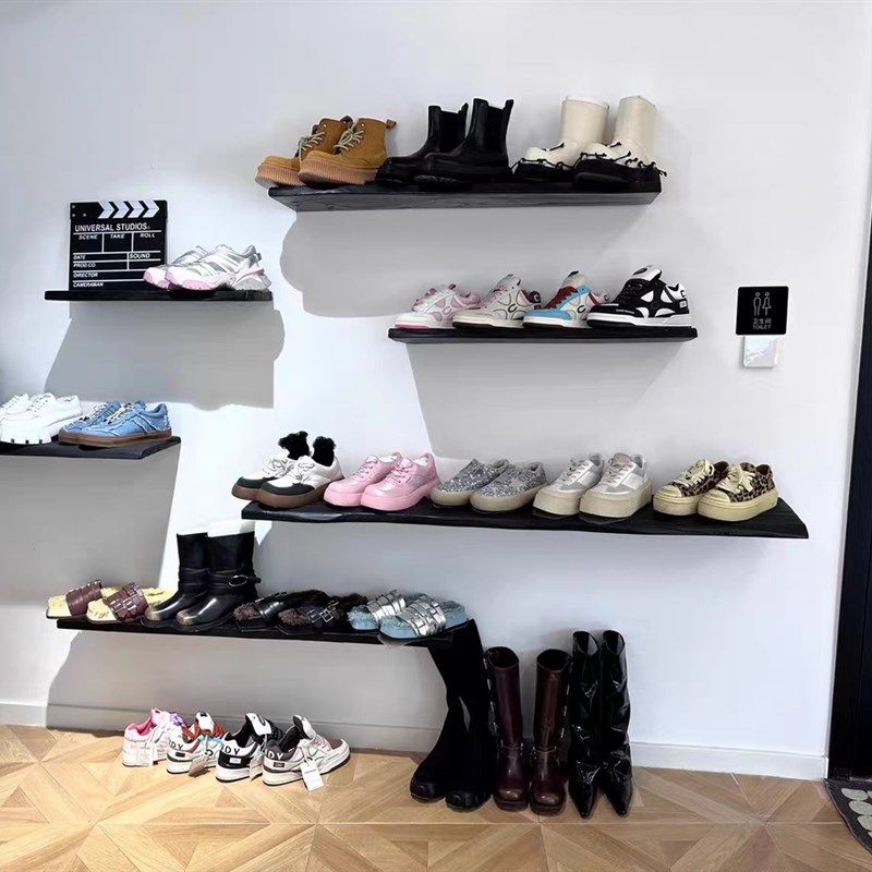 侘寂风原木墙壁一字隔板走廊玄关置物架炭化黑壁挂式背景层板书架