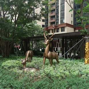 玻璃钢仿铜仿真群鹿雕塑户外商场公园绿地景观雕塑摆件厂家定制