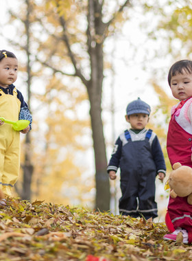 儿童防水裤男雨童背带衣裤宝宝连身女裤幼儿园春秋防脏衣沙滩裤