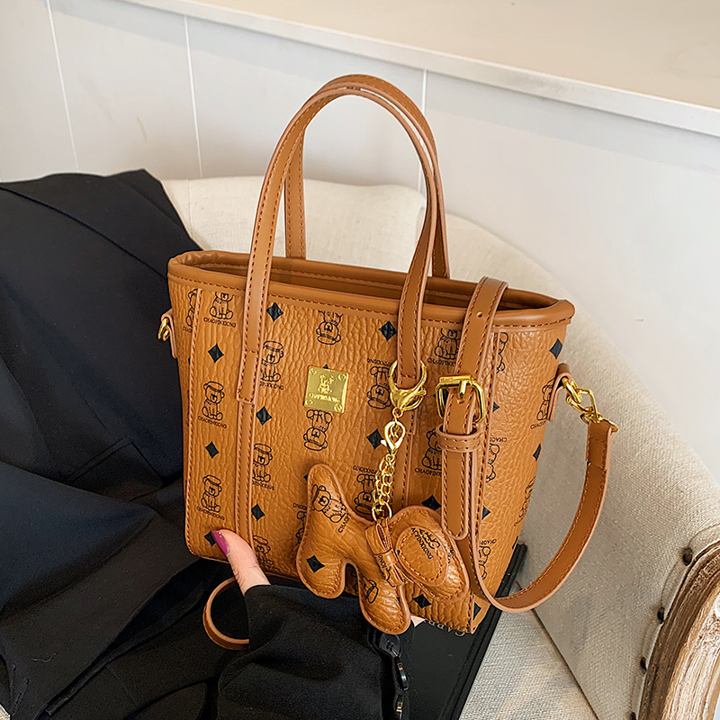 秋冬季超火小众包包女2024新款时尚百搭斜挎包流行爆款手提水桶包