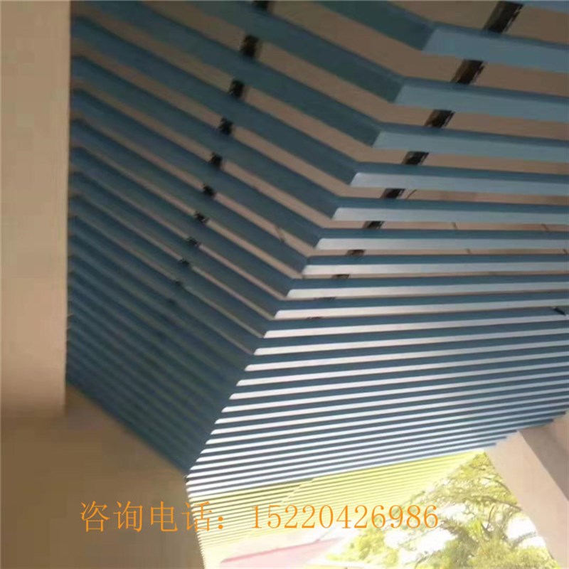 定制幼儿园外走廊吊顶仿木色铝方通格栅室内铝方管拼色背景墙装饰