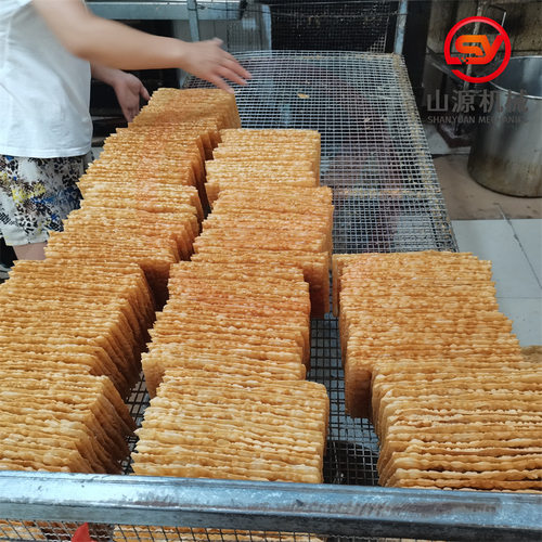煎饼薄脆油炸机 河北客户推荐全自动薄脆油炸生产设备 山源机械