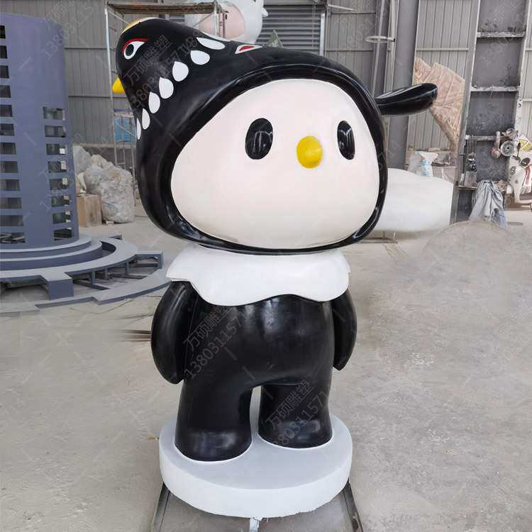 户外玻璃钢雕塑制作商业街美陈装饰卡通公仔大型落地小鸟拟人摆件