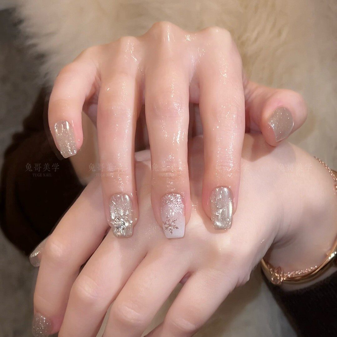 雪国列车-TugeNail高定手绘雪花显白月光粉圣诞节美甲猫眼穿戴甲,彩妆/香水/美妆工具,穿戴甲/甲片,淘宝优惠券,粉丝福利购,淘宝优惠卷
