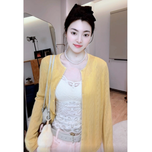 王囡囡 “自在时光”白/黄/蓝绵羊毛花边开衫 S913