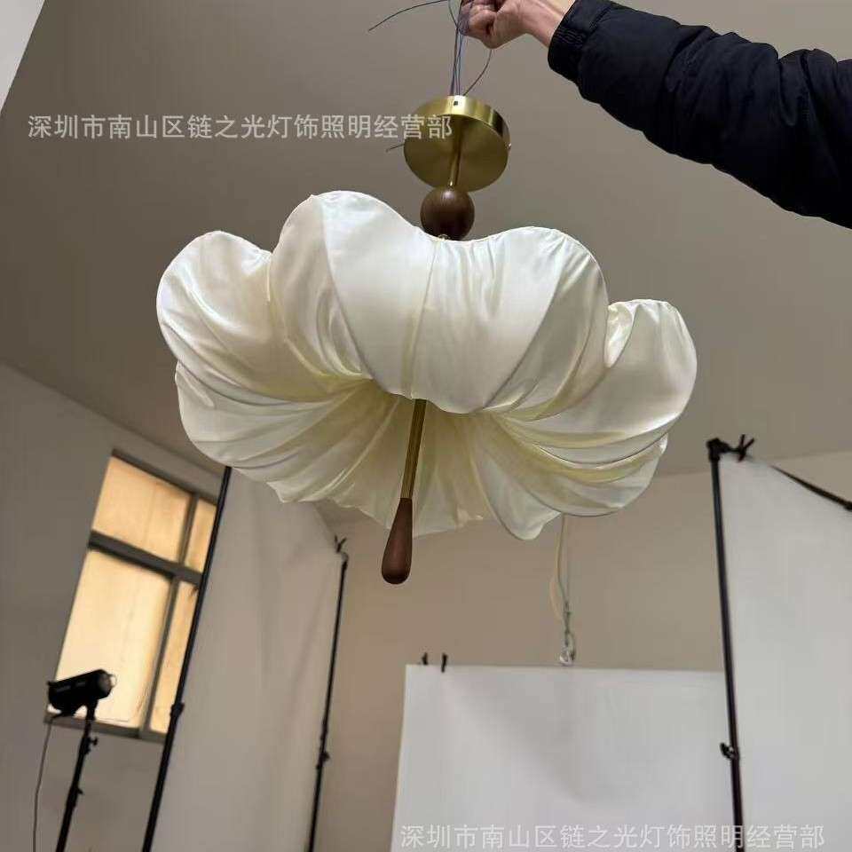 法式中古卧室吸顶灯奶油风胡桃木荷叶布艺灯房间灯餐厅云朵半吊灯