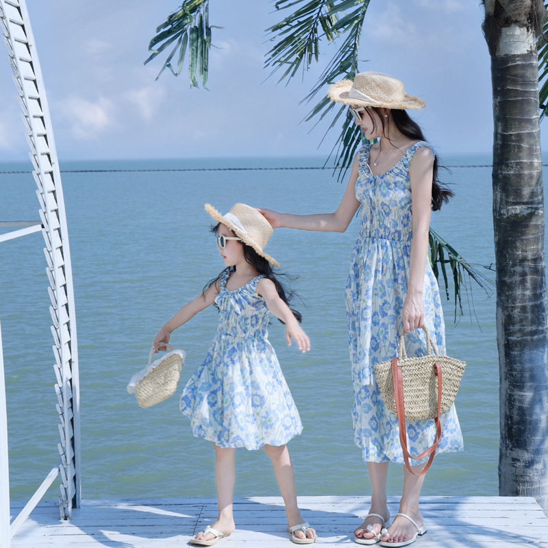 2026新款亲子装母女连衣裙夏季无袖韩版收腰印花洋气纯棉气质女童