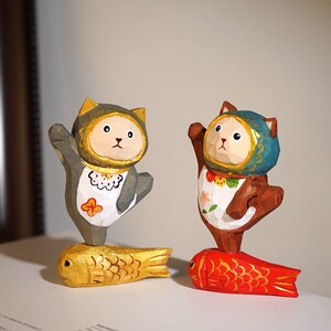 【脚踏锦鲤好运向前】手工木雕小摆件卡通可爱工位趣味摆放装饰品