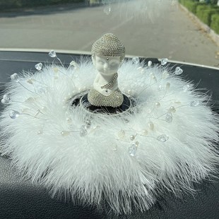 新款 饰用品女 汽车摆件水钻平安佛车载高档羽毛垫车上仪表台可爱装