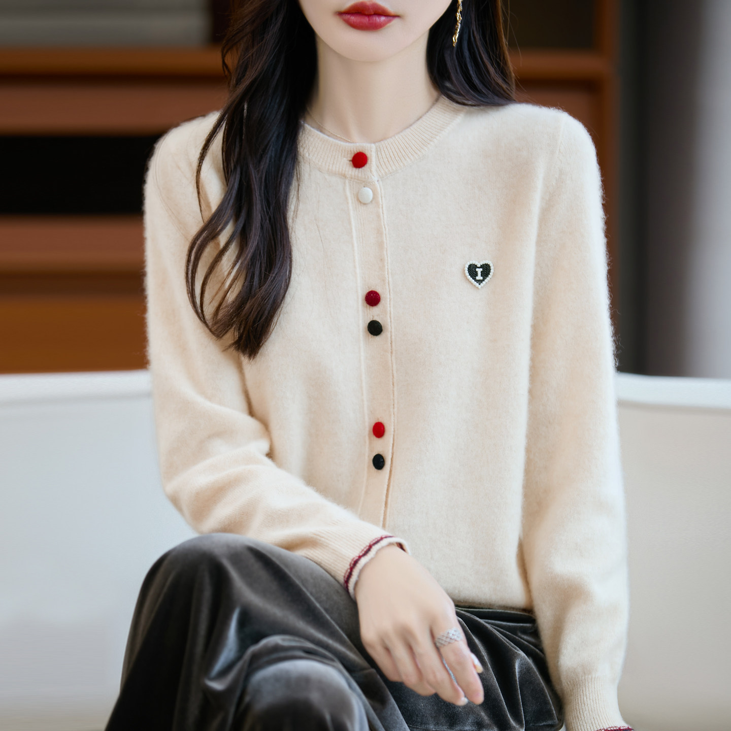 100%纯羊毛女圆领彩扣针织开衫