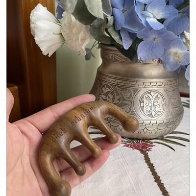 茜子甄选ekeko【正宗绿檀木按摩梳】原木整切人手一把 . 放心入袋