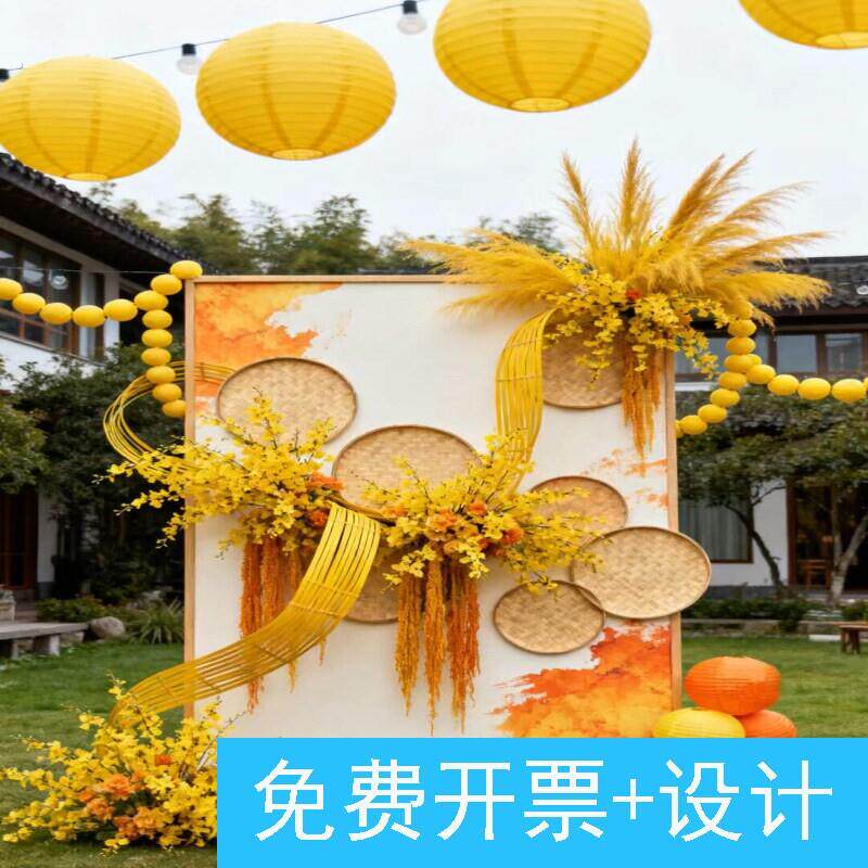 黄色系户外迎宾区婚礼新中式氛围感布置秋日童话庭院芦苇灯笼竹排