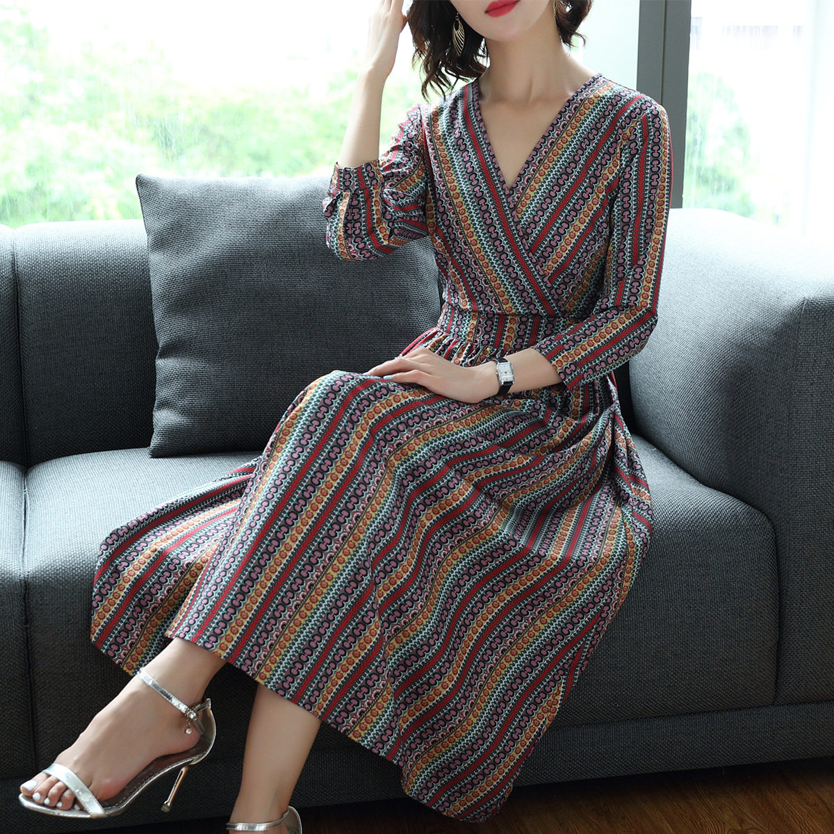2026新款春季七分袖V领修身连衣裙条纹复古度假泫雅风长裙女装高
