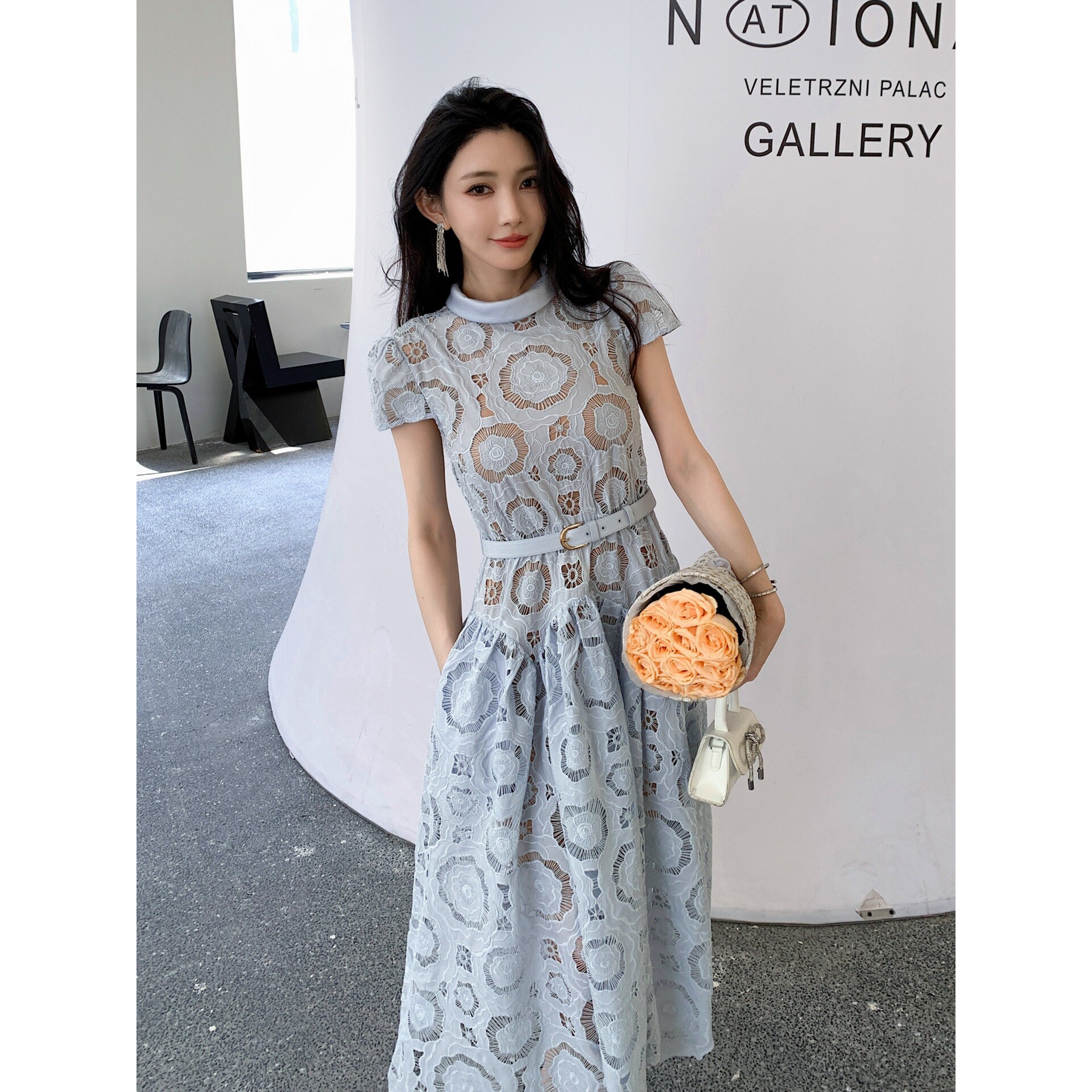 2026新款女装浅蓝色激光绣花朵短袖立领高腰修身连衣裙旅游度假长