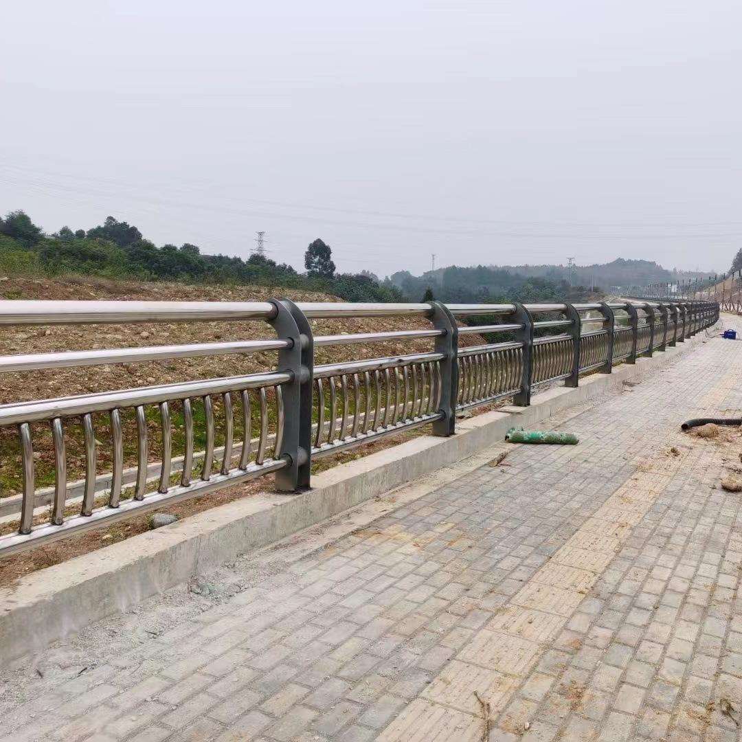 桥梁护栏不锈钢复合管护栏立柱 桥梁防撞护栏 河道绳索景观护栏板图片