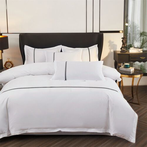 Four piece set of hotel bedding, white duvet cover, complet
