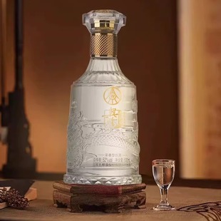 五粮液股份出品兴隆水晶至尊送礼宴请500ml亚克力配礼品袋E11