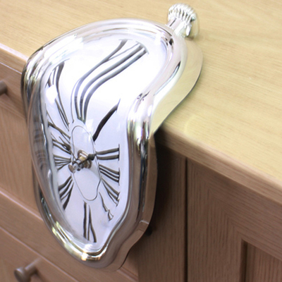 2022 New Novel Surreal Melting Distorted Wall Clocks Surreal