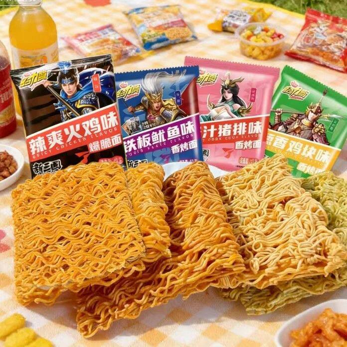 营养卫士干脆面新三国卡片蜜汁鱿鱼火鸡干吃整箱