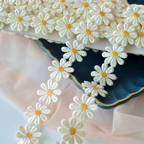 2.2CM Wide Beautiful White Embroidered Daisy Lace Fabric 3d