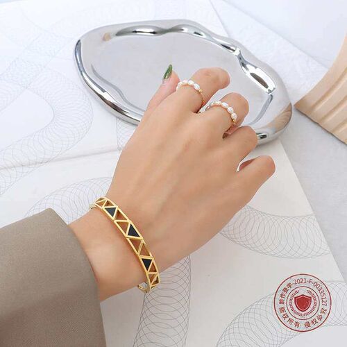 Niche light luxury triangular acrylic brlet plated with 18K
