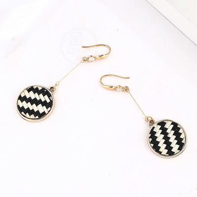 。Fashion copper zircon micro inlaid woven geometric round E