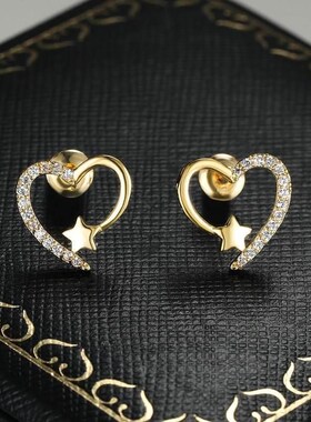 Elegant and fashionable golden heart-shaped romantic women&a
