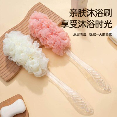 Bathing brush rubbing back does not ask for help. Long