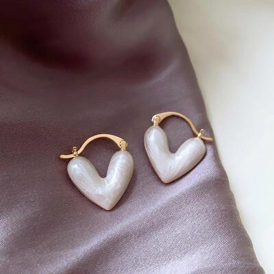 2023 New Korean Light Luxury White Oil Dropping Love Stud Ea