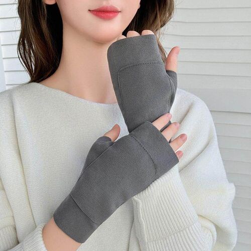 Insulated gloves with a trendy design featuring two pockets